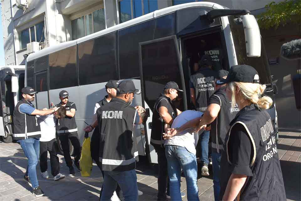 İzmir Adliyesi önündeki çatışmada 17 tutuklama Olay, 25 Eylül günü saat 12.30 sıralarında Bayraklı Adliyesi karşısındaki