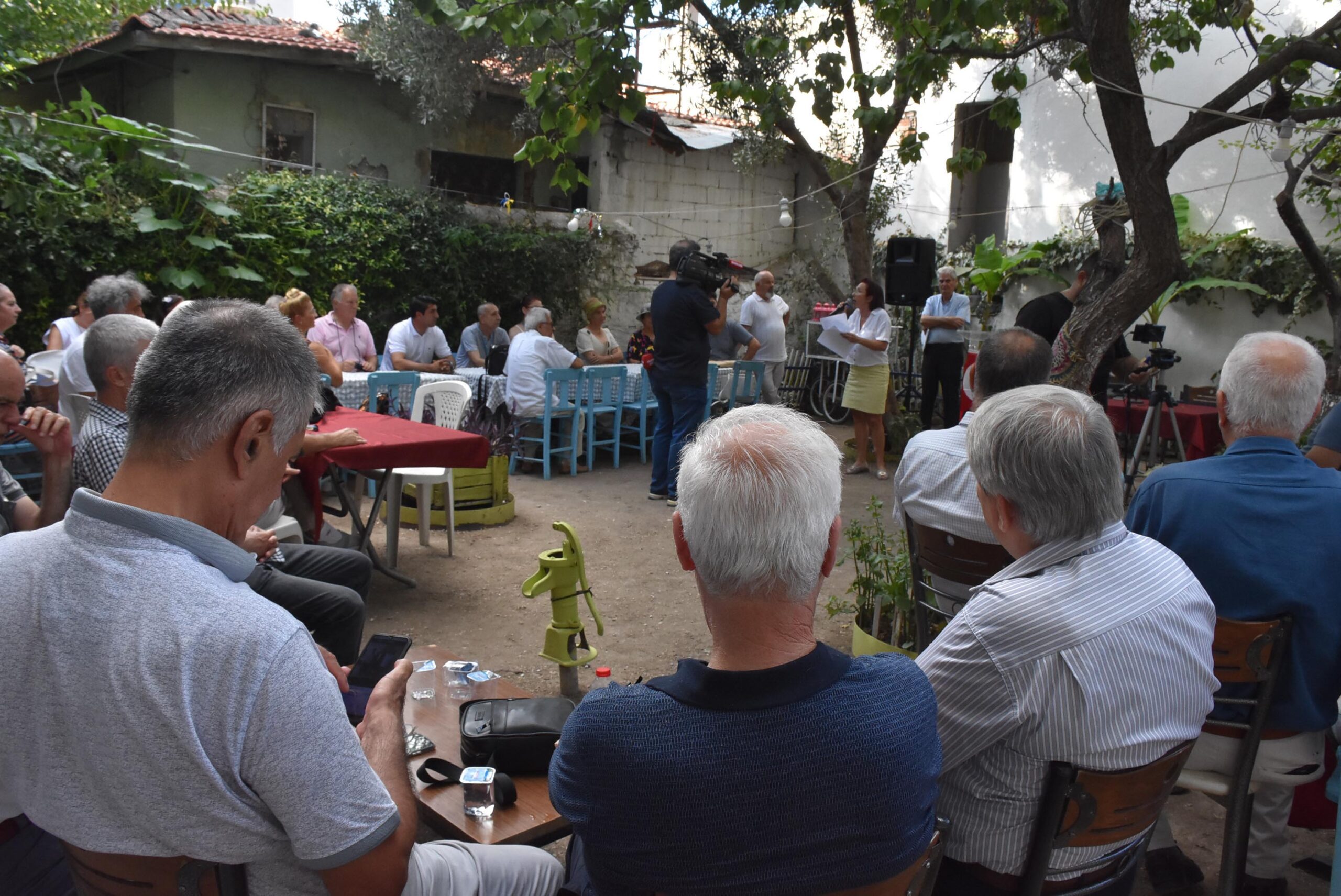 İzmir’de balkonda ölümün ardından şiddet olaylarına tepki: ‘Buca Teksas’a döndü’ Yaşanabilir Buca Derneği Onursal Başkanı Tayfur Göçmenoğlu, "Her gece bir