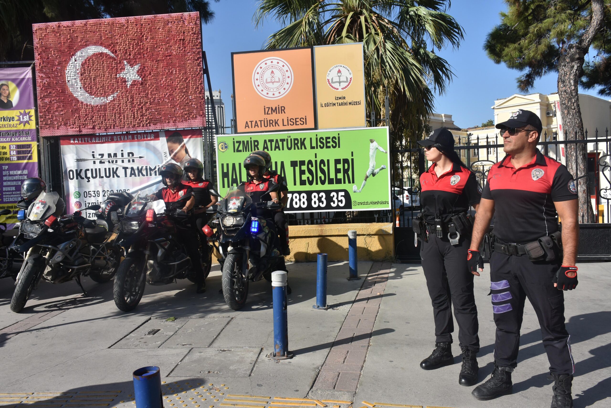 İzmir'de, yeni eğitim-öğretim yılının başlamasıyla polis ekipleri, okul önlerinde ve