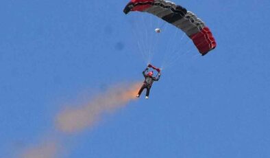 İzmir’de TEKNOFEST’te 2’nci gün; paraşüt atlayış ekibi gösteri yaptı
