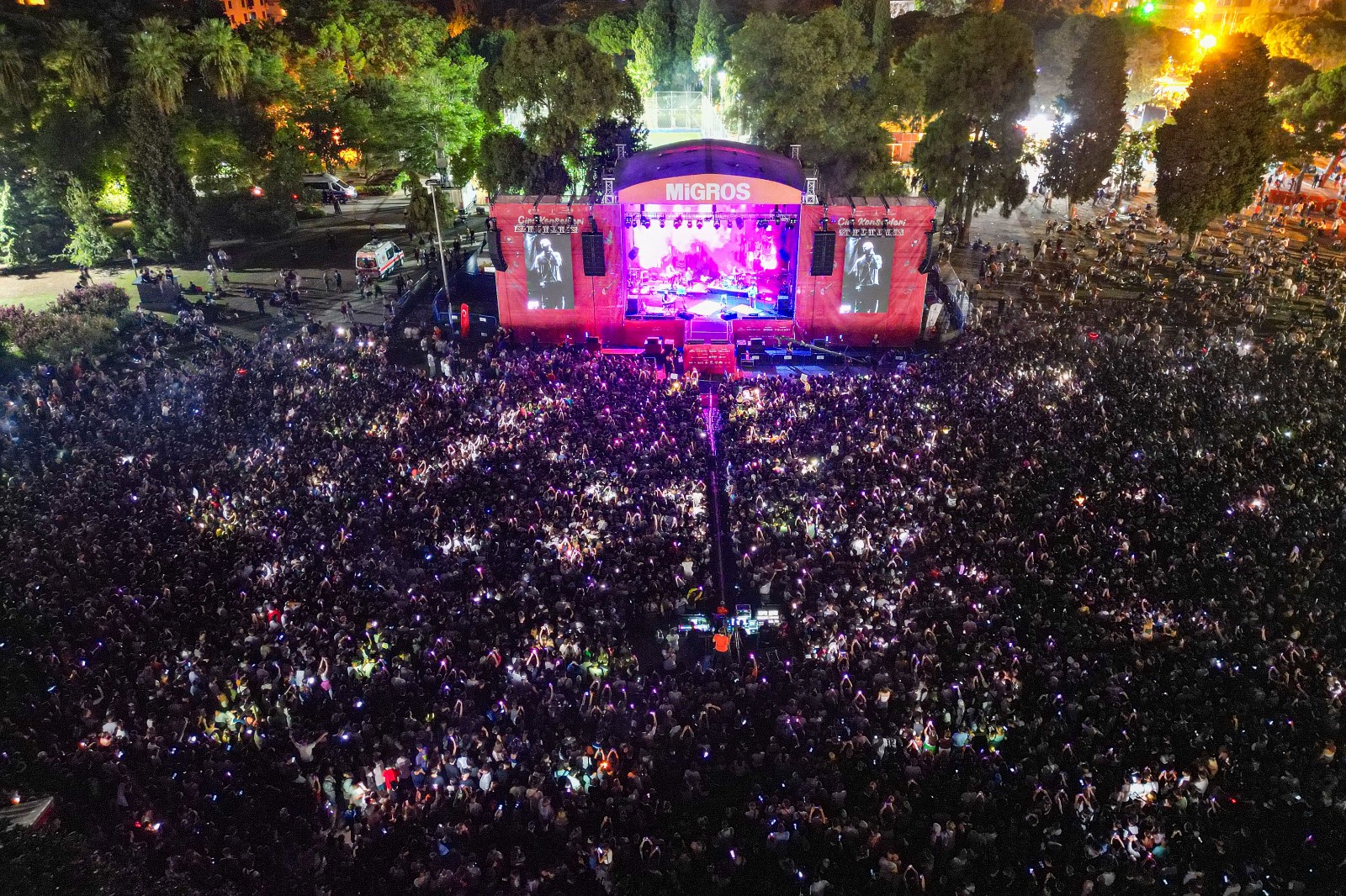 “Gençlik” temasıyla düzenlenen 92. İzmir Enternasyonal Fuarı, altıncı gününde de