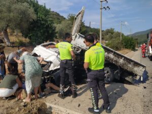 Muğla’nın Bodrum ilçesinde, kontrolden çıkan kamyonetin su kanalı üzerindeki köprüye