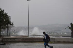 Kuzey Ege Denizi'nde, akşam saatlerinden itibaren fırtına etkili olmasının beklendiği