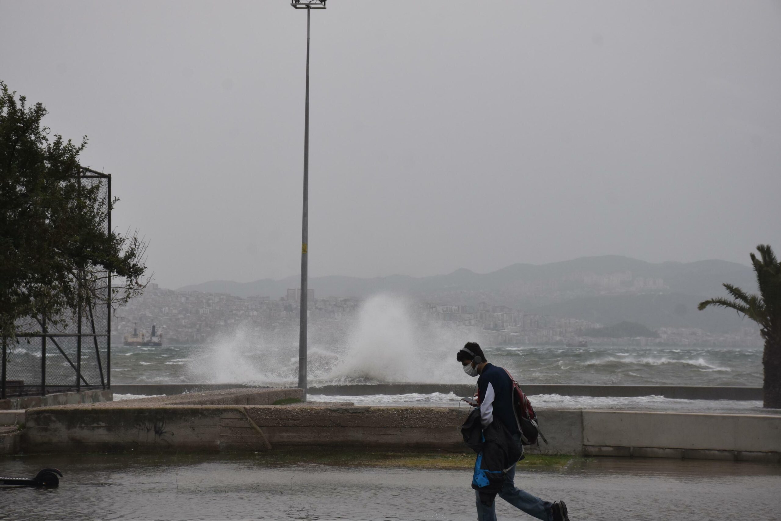 Kuzey Ege Denizi'nde, akşam saatlerinden itibaren fırtına etkili olmasının beklendiği