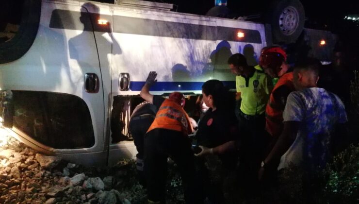 Manisa’da servis minibüsü tarlaya uçtu: 11 fabrika işçisi yaralı