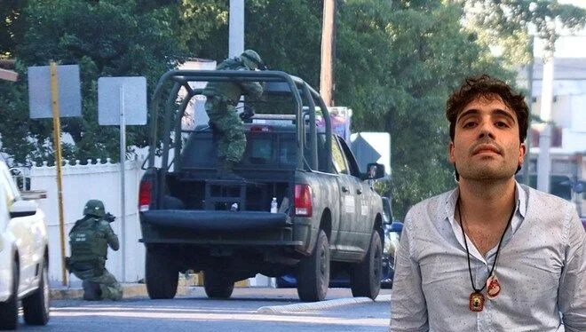 Meksikalı uyuşturucu baronu El Chapo’nun oğlu ABD’ye iade edildi Meksika'da "El Chapo" lakaplı uyuşturucu baronu Joaquin Guzman'ın oğullarından Ovidio