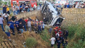 Muğla’nın Bodrum ilçesinde işçi servis midibüsü, yağmurda kayganlaşan yolda, sürücüsünün