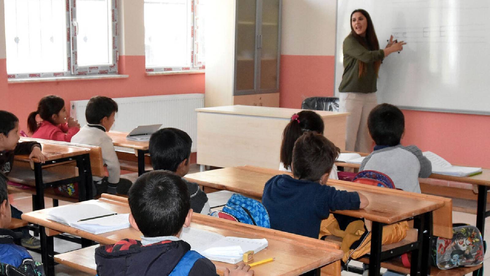 Okullar açılıyor; salgına karşı kapalı ortamların havalandırılması ve maske takılması uyarısı Eğitim yılının başlamasıyla özellikle kızamık ve Koronavirüs'ün Eris varyantının çocuklarda