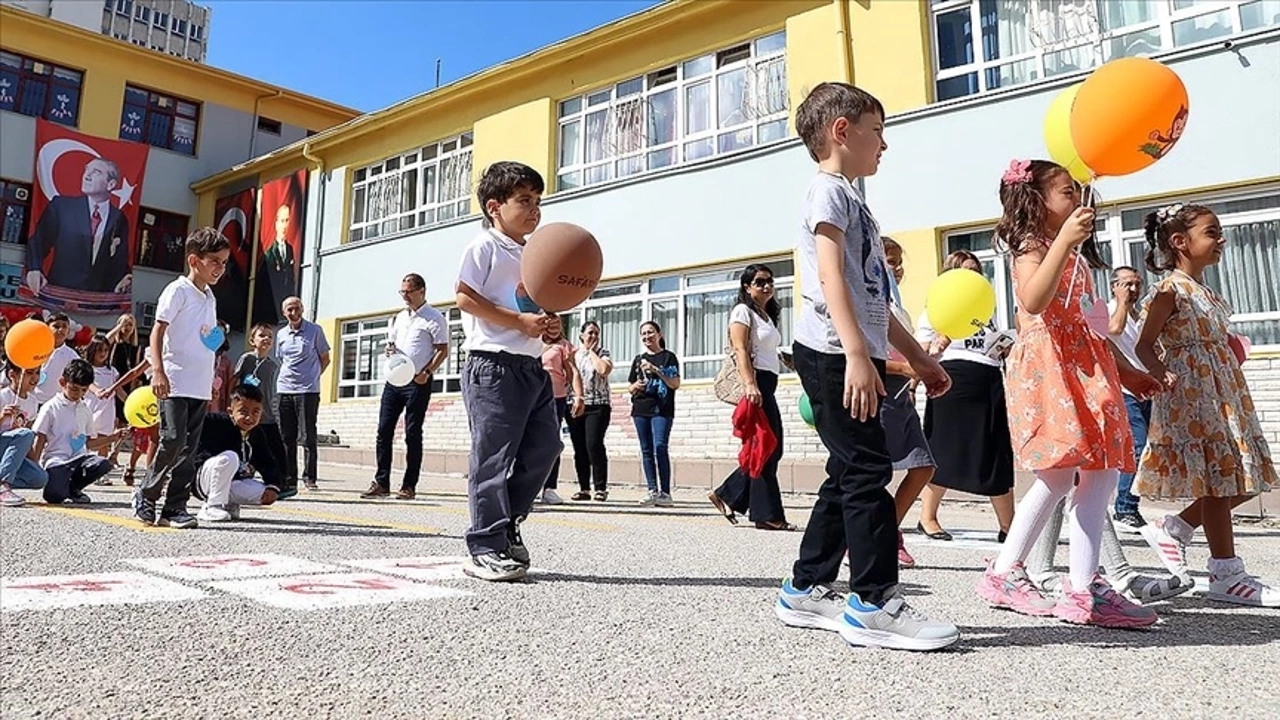 Yeni eğitim öğretim yılında, okullara gelen velilerle ziyaretçilerin kayıtları görüşme