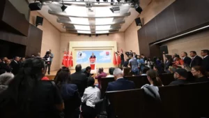 CHP'li Özgür Özel’in Genel Merkez'deki adaylık açıklamasına birçok milletvekili ve