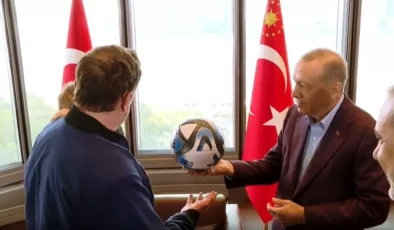 Cumhurbaşkanı Erdoğan, Elon Musk’ın Oğluna Özel Futbol Topu Hediye Etti!