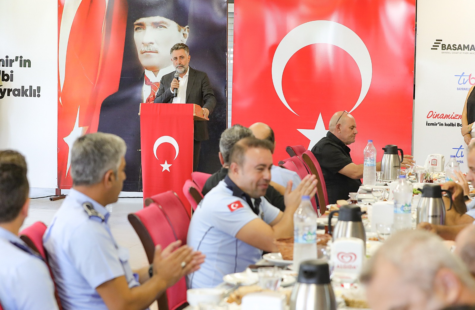Bayraklı’da Başkan Serdar Sandal’dan Zabıtalara kutlama ve mesaj: ‘Sokaktaki yüzümüzsünüz’ Bayraklı Belediye Başkanı Serdar Sandal, Zabıta Haftası kutlama etkinliği kapsamında