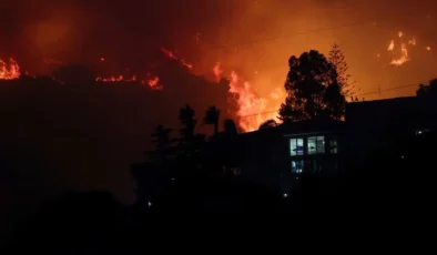 “Kırmızı alarm” verildi: İtalya’nın Sicilya Adası’nda orman yangınları sürüyor