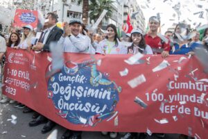 Birbirinden renkli görüntülere sahne olan kortejde İzmir Büyükşehir Belediye Başkanı