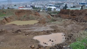 Gaziemir ilçesinde 2010 yılında kapatılan bir akü fabrikasına ait arazinin