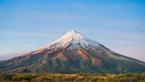 Yeni Zelanda'daki Taranaki Dağı'nda 600 metre yükseklikten düşen bir dağcı,
