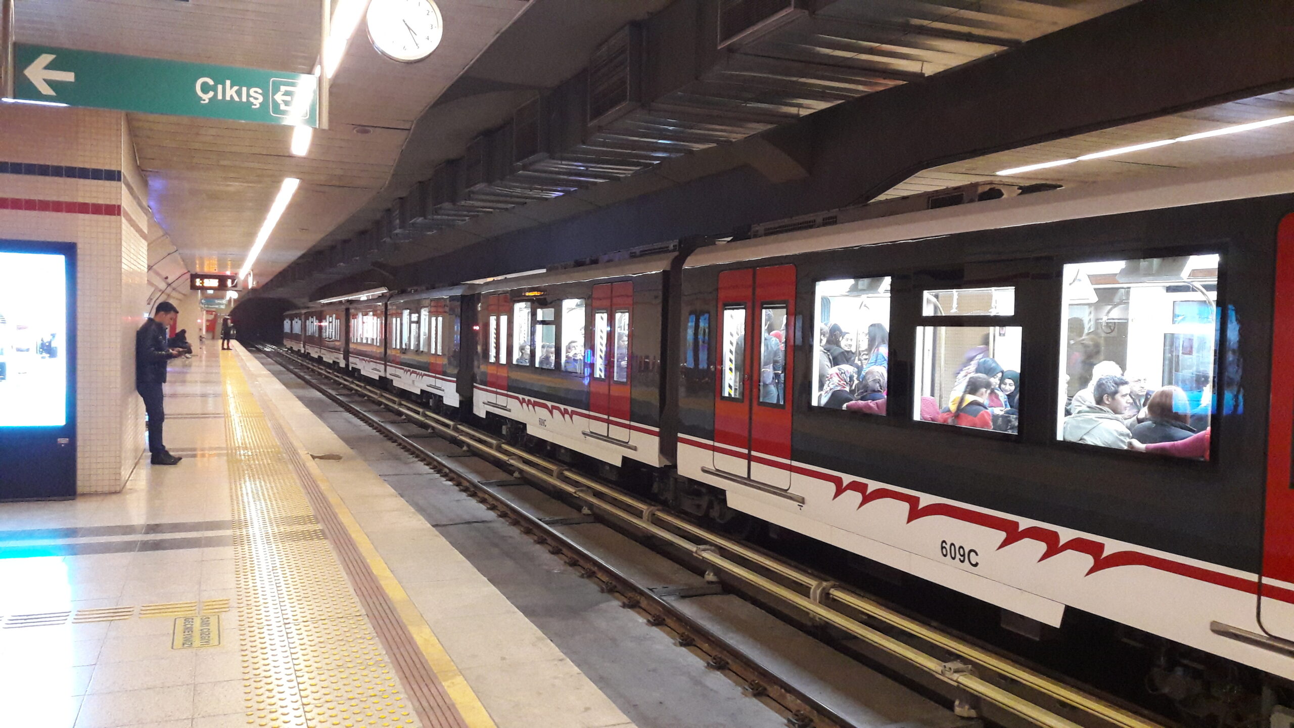 İzmir Metro’da arıza: Ulaşım gecikmeli yapıldı İzmir’in ulaşım ağının önemli bir bölümünü oluşturan Evka3-Fahrettin Altay Metrosu’nda