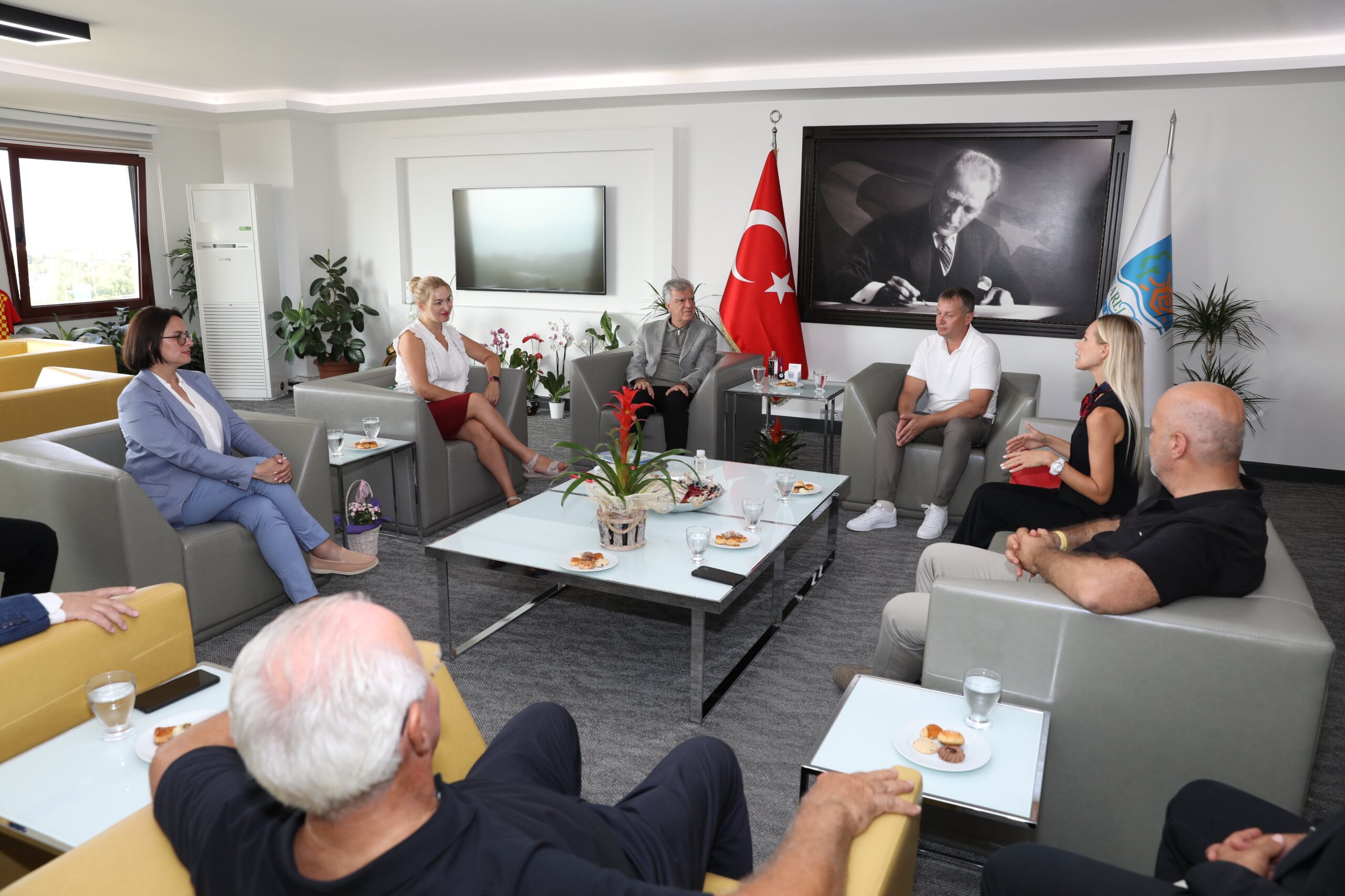 Ukrayna’nın Çhernivtsi kentinden gelen heyeti makamında ağırlayan Narlıdere Belediye Başkanı