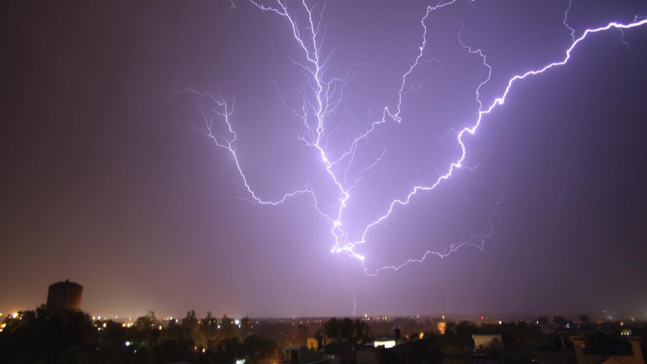 Hindistan’ın Odisha eyaletinde şiddetli gök gürültülü sağanak yağışlarla birlikte 2