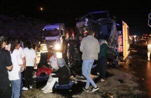 Denizli’nin Pamukkale ilçesinde, yolcu otobüsünün arkadan çarptığı hafif ticari araç