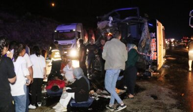 Katliam gibi kaza! Yolcu otobüsünün çarptığı araç karşı şeride geçip minibüsle çarpıştı