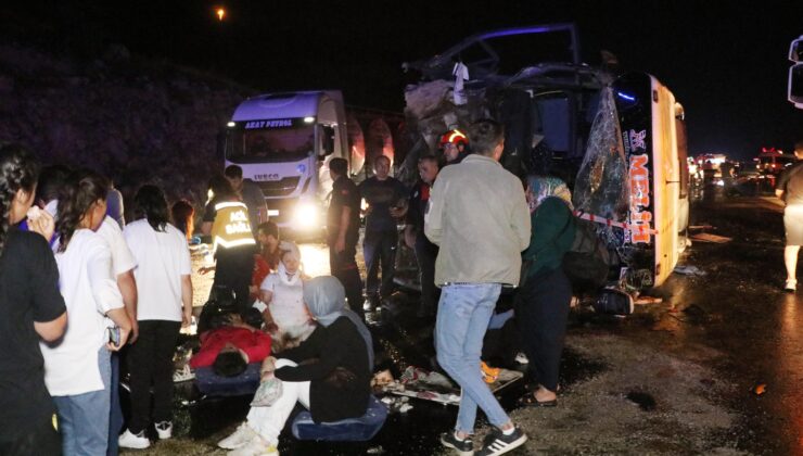 Katliam gibi kaza! Yolcu otobüsünün çarptığı araç karşı şeride geçip minibüsle çarpıştı