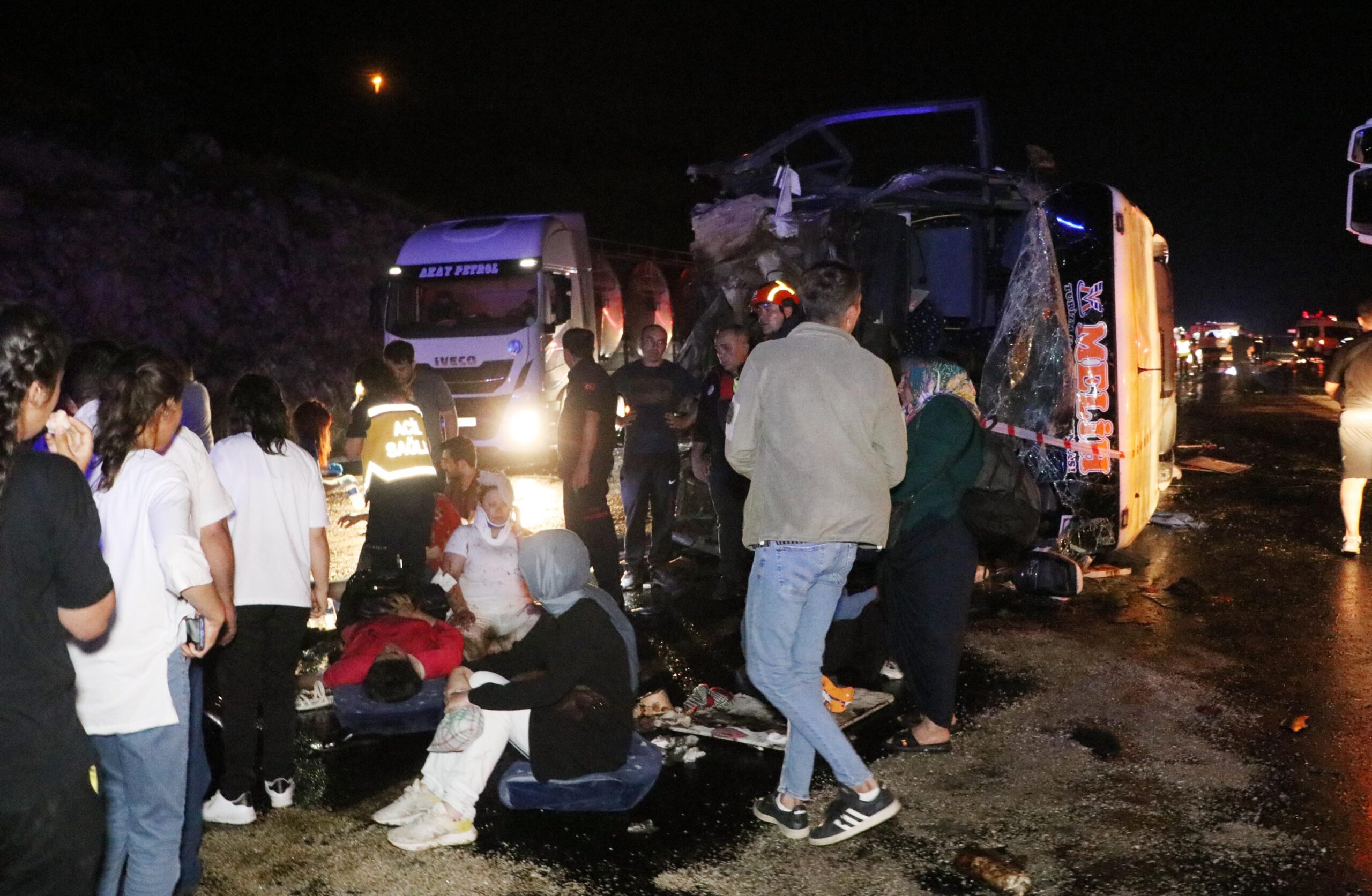 Denizli’nin Pamukkale ilçesinde, yolcu otobüsünün arkadan çarptığı hafif ticari araç