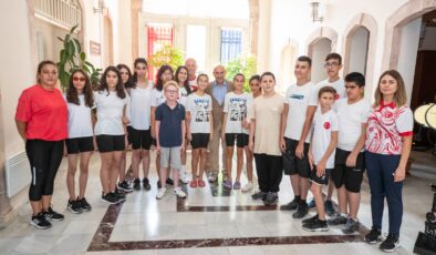 Görme engelli milli yüzücüler İzmir’de: Başkan Soyer’i ziyaret ettiler