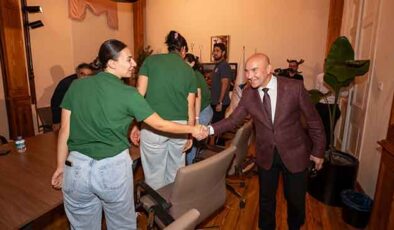  Urla’nın kadın basketbolcuları Başkan Soyer’i ziyaret etti