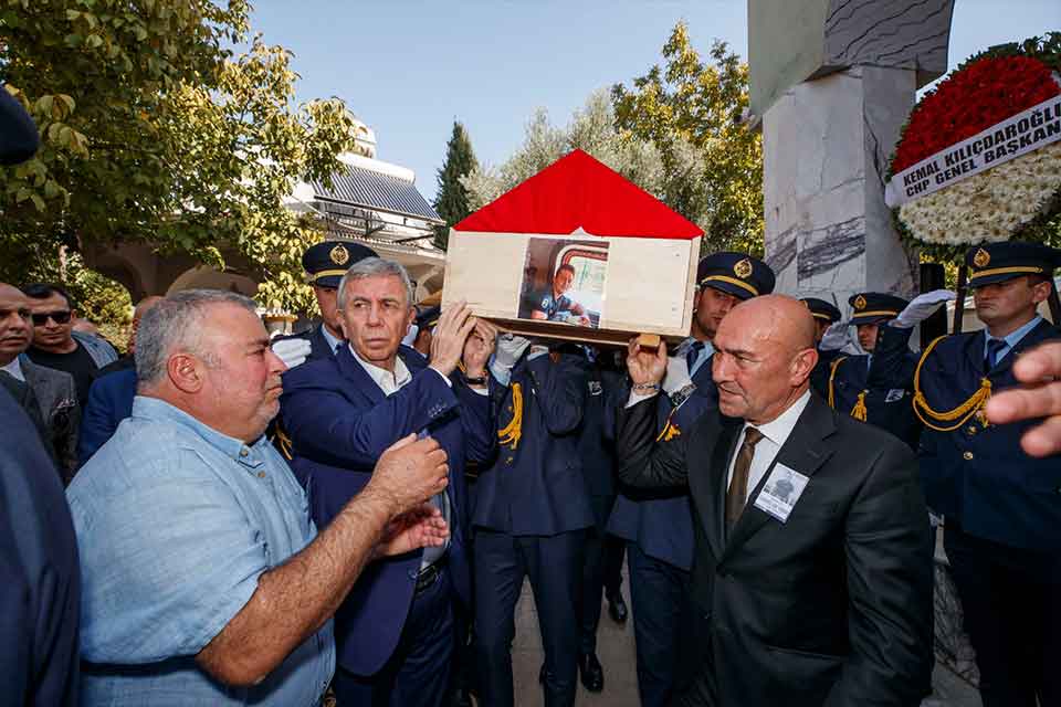 Ankara Keçiören’de bir apartman dairesindeki yangına müdahale ettiği sırada dumandan