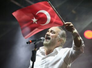 Cumhuriyet’in 100’üncü yılı nedeniyle düzenlenen konserde Karşıyaka Belediye Başkanı Dr.