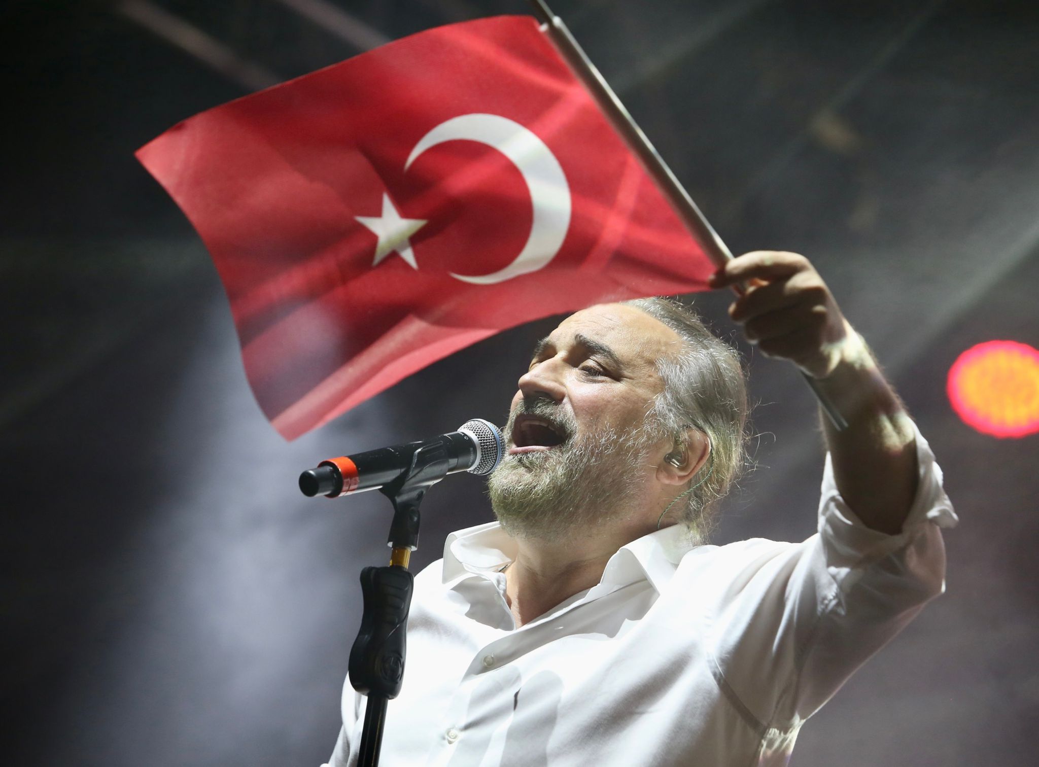 Karşıyaka Cumhuriyet Şöleni’nde Volkan Konak rüzgarı esti! Cumhuriyet’in 100’üncü yılı nedeniyle düzenlenen konserde Karşıyaka Belediye Başkanı Dr.