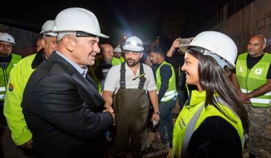 Soyer’den kanal işçilerine gece ziyareti: “İzmirliler rahat uyusun, onlar için çalışan büyük bir ekip var”