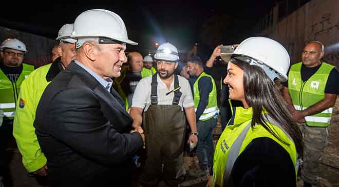 Soyer’den kanal işçilerine gece ziyareti: “İzmirliler rahat uyusun, onlar için çalışan büyük bir ekip var”