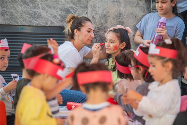 İzmir’de Cumhuriyet’in 100’üncü yıldönümü coşkusu şehre yayılan çeşitli etkinliklerle devam