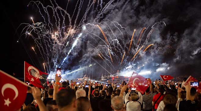 İzmir Cumhuriyet kutlamalarıyla adını tarihe yazdı