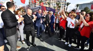 İzmir Büyükşehir Belediye Başkanı Tunç Soyer, CHP İzmir İl Başkanlığı’nın