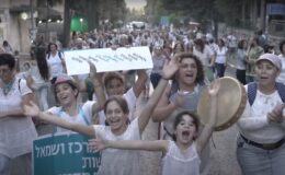 Her dinden kadın İsrail’de barış için birlikte yürüdü, hep bir ağızdan şarkılar söyledi