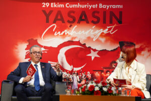 “İkinci Yüzyılda Sahne Gençlerin” etkinliğinde gençlik meclisi üyelerinin sorularını yanıtlayan Gaziemir