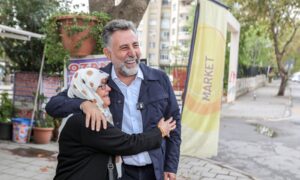 Esnaf ve vatandaşlarla kucaklaşan Başkan Sandal “Bayraklı’nın her sokağında belediyemizin