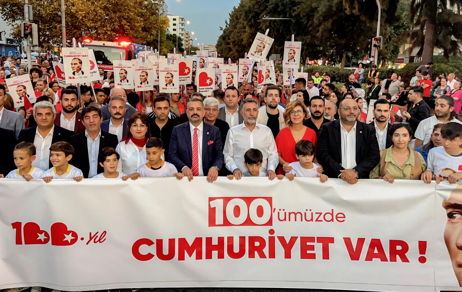 Bayraklı Belediyesi, hafta boyunca süren Cumhuriyet kutlamalarını 10 bin kişilik