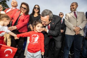 Konak Belediyesi’nin Gültepe’de düzenlediği Atatürk Anıtı Çelenk Sunum Töreninde Türkiye