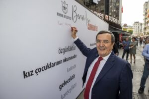 Konak Belediyesi’nin Cumhuriyet’in 100’üncü yıldönümü kutlamaları kapsamında Alsancak’ta düzenlediği “Benim