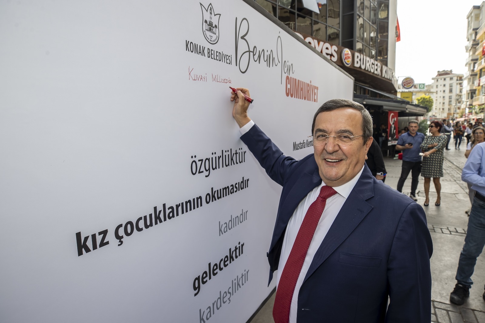 İzmirliler Konak’ta 100’üncü yıl anısına Cumhuriyet Duvarına yazdı Konak Belediyesi’nin Cumhuriyet’in 100’üncü yıldönümü kutlamaları kapsamında Alsancak’ta düzenlediği “Benim