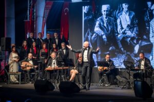 Konak Belediyesi’nin Cumhuriyet Bayramı kutlamaları kapsamında tarihi Agora Ören Yeri’nde
