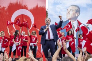 Konak Belediye Başkanı Abdül Batur, Güzelyalı’da düzenlenen Cumhuriyet Bayramı kutlamalarında