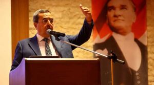 Konak Belediye Başkanı Abdül Batur, muhtarların hizmetlerini kutlamak ve önemini