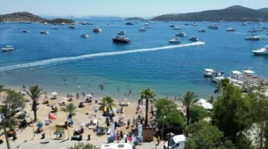 Muğla’nın ünlü turizm merkezi Bodrum, sonbaharın gelmesine rağmen hala yaz