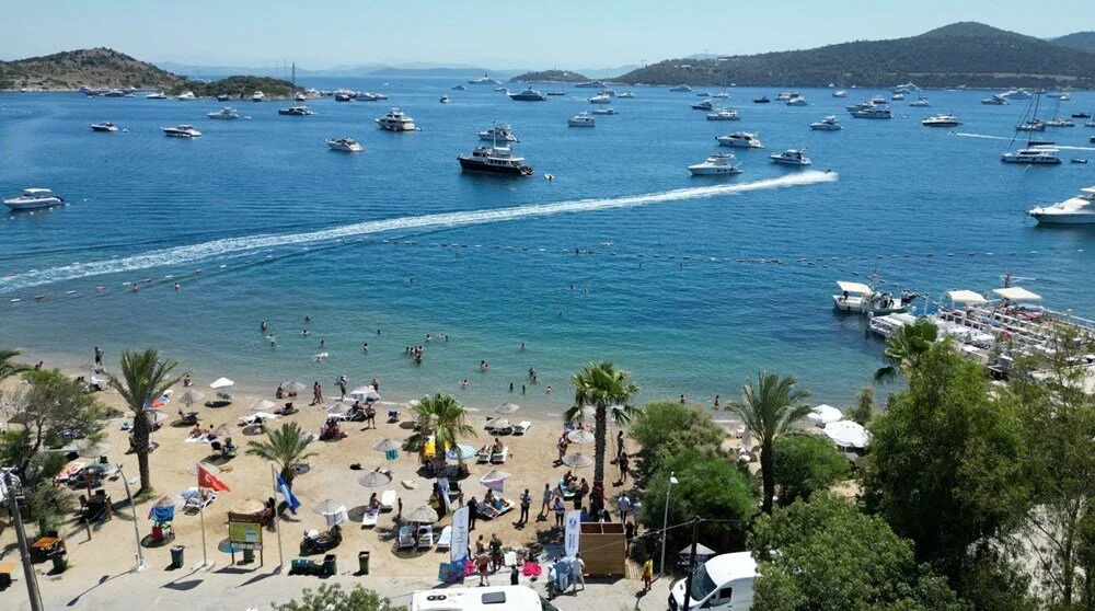Muğla’nın ünlü turizm merkezi Bodrum, sonbaharın gelmesine rağmen hala yaz