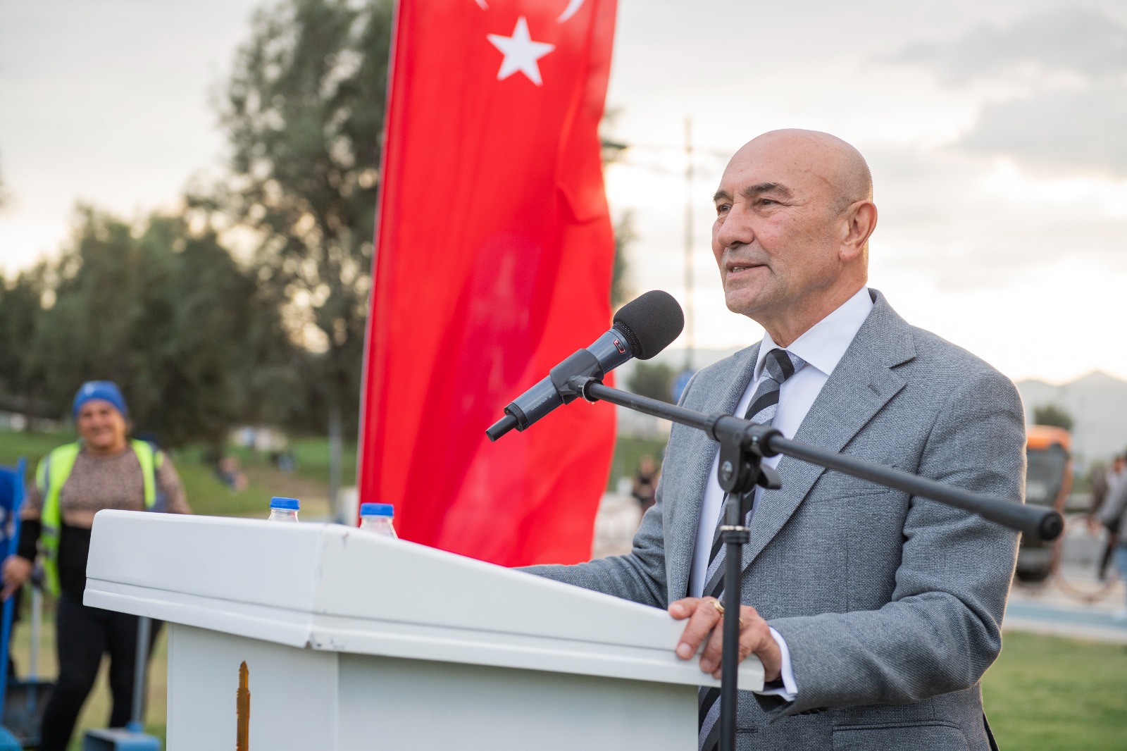 Konak Vapur İskelesi yanındaki çim alanda düzenlenen törende konuşan Başkan